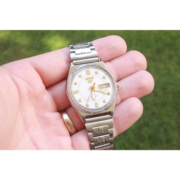 Vintage 1981 Seiko Automatic Mens Silver Watch W/daydate & Gold accents - Picture 5 of 6